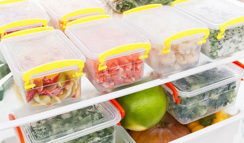 Sắp xếp thực phẩm qu&aacute; s&aacute;t nhau sẽ khiến cho tủ phải hoạt động với c&ocirc;ng suất cao hơn